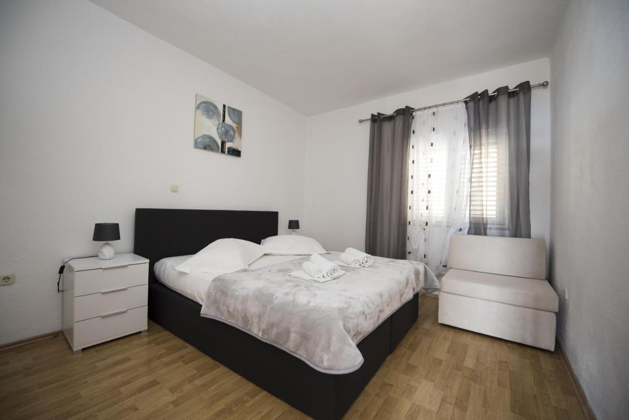 Apartments With A Parking Space Brela, Makarska - 16603 ภายนอก รูปภาพ