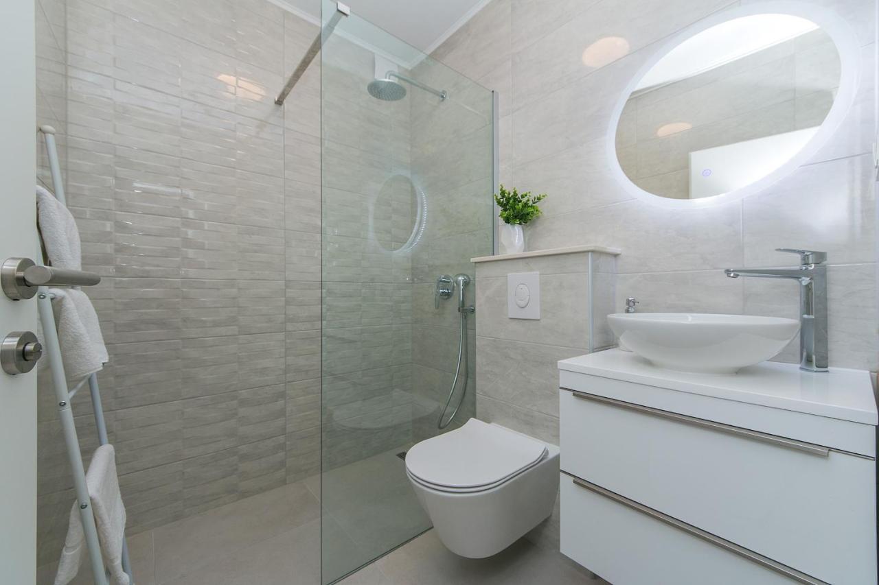 Apartments With A Parking Space Brela, Makarska - 16603 ภายนอก รูปภาพ